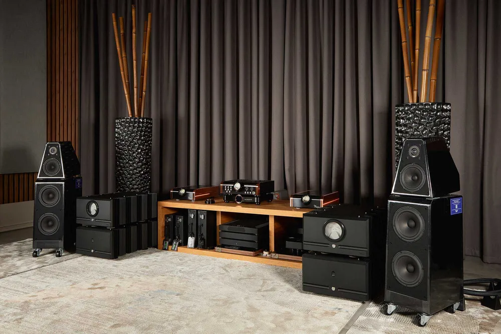 High End система Wilson Audio WATT/Puppy, Pass Labs XS 300 и MSB Cascade